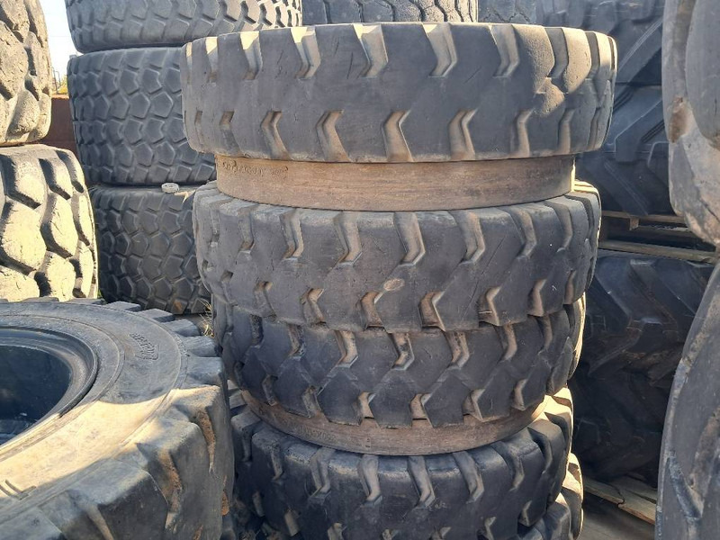 Trelleborg Excavator 10.00-20 SOLID (8 tyres) - Pneus et jantes pour Engins de chantier: photos 2 Trelleborg Excavator 10.00-20 SOLID (8 tyres) - Pneus et jantes pour Engins de chantier: photos 2