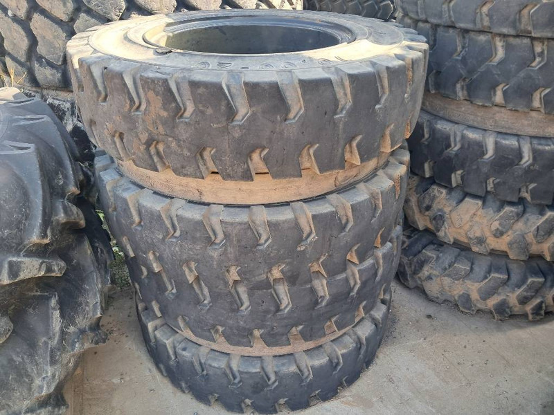 Trelleborg Excavator 10.00-20 SOLID (8 tyres) - Pneus et jantes pour Engins de chantier: photos 1 Trelleborg Excavator 10.00-20 SOLID (8 tyres) - Pneus et jantes pour Engins de chantier: photos 1