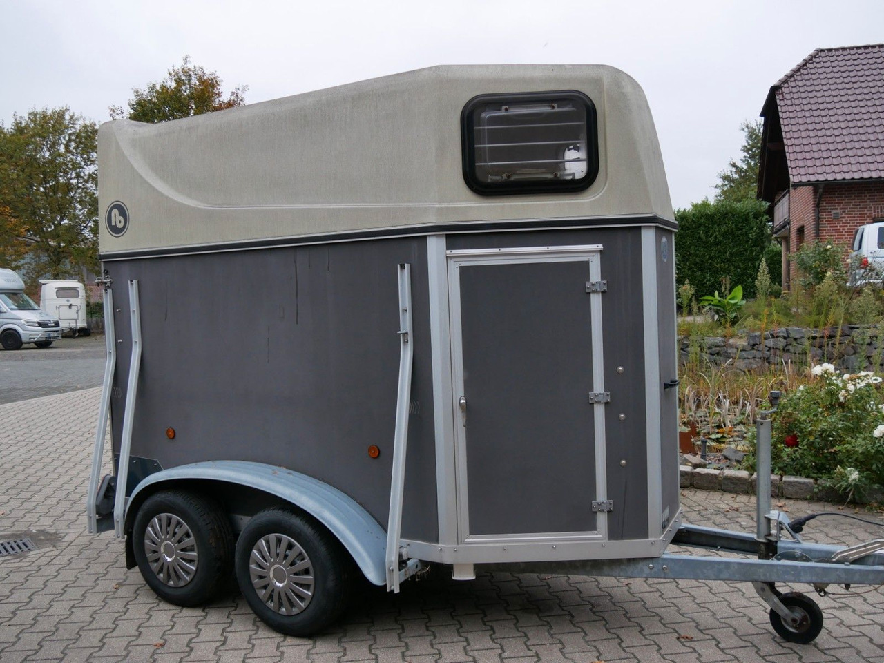 Blomert 1,5 Pferde Holz Poly - Remorque bétaillère: photos 1 Blomert 1,5 Pferde Holz Poly - Remorque bétaillère: photos 1