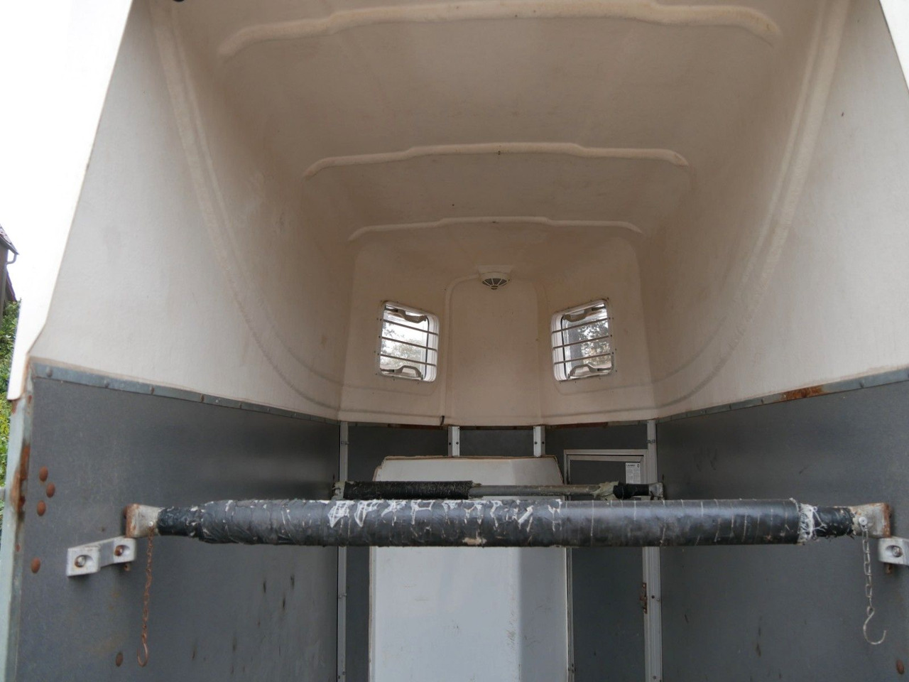 Blomert 1,5 Pferde mit Sattelkammer - Remorque bétaillère: photos 5 Blomert 1,5 Pferde mit Sattelkammer - Remorque bétaillère: photos 5