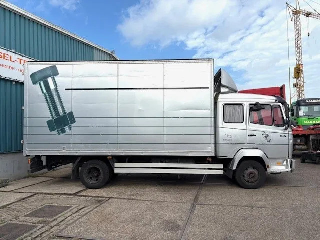 Mercedes-Benz LK 817 (6-CILINDER) ORIGINAL DUTCH TRUCK WITH CLOSED BOX (MANUAL GEARBOX / FULL STEEL SUSPENSION) - Camion fourgon: photos 4 Mercedes-Benz LK 817 (6-CILINDER) ORIGINAL DUTCH TRUCK WITH CLOSED BOX (MANUAL GEARBOX / FULL STEEL SUSPENSION) - Camion fourgon: photos 4