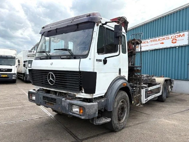 Mercedes-Benz SK 2527 6x2 HOOK-ARM SYSTEM WITH HMF CRANE (V6 ENGINE / ZF MANUAL GEARBOX / REDUCTION AXLE / STEEL SUSPENSION / P.T.O.) - Camion ampliroll, Camion grue: photos 1 Mercedes-Benz SK 2527 6x2 HOOK-ARM SYSTEM WITH HMF CRANE (V6 ENGINE / ZF MANUAL GEARBOX / REDUCTION AXLE / STEEL SUSPENSION / P.T.O.) - Camion ampliroll, Camion grue: photos 1
