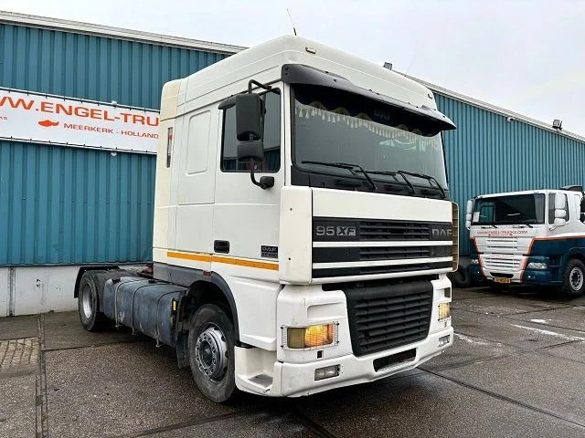 DAF 95.430 XF SPACECAB (EURO 3 / ZF16 MANUAL GEARBOX / ZF-INTARDER / AIRCONDITIONING / 870 LITER DIESELTANK) - Tracteur routier: photos 2 DAF 95.430 XF SPACECAB (EURO 3 / ZF16 MANUAL GEARBOX / ZF-INTARDER / AIRCONDITIONING / 870 LITER DIESELTANK) - Tracteur routier: photos 2