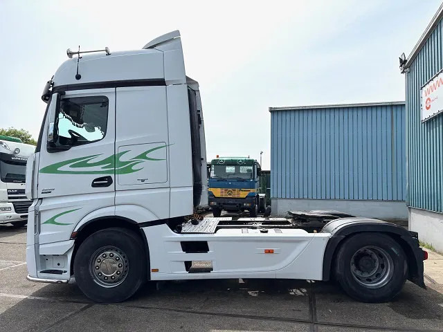 Mercedes-Benz Actros 1845 LS BIGSPACE (RETARDER / EURO 5 / TELLIGENT GEARBOX / FULL SPOILERSET / 2x DIESELTANK / AIRCONDITIONING) - Tracteur routier: photos 5 Mercedes-Benz Actros 1845 LS BIGSPACE (RETARDER / EURO 5 / TELLIGENT GEARBOX / FULL SPOILERSET / 2x DIESELTANK / AIRCONDITIONING) - Tracteur routier: photos 5