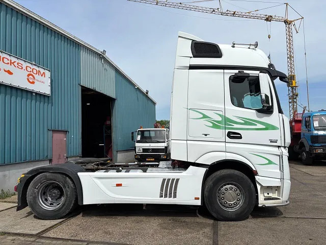 Mercedes-Benz Actros 1845 LS BIGSPACE (RETARDER / EURO 5 / TELLIGENT GEARBOX / FULL SPOILERSET / 2x DIESELTANK / AIRCONDITIONING) - Tracteur routier: photos 4 Mercedes-Benz Actros 1845 LS BIGSPACE (RETARDER / EURO 5 / TELLIGENT GEARBOX / FULL SPOILERSET / 2x DIESELTANK / AIRCONDITIONING) - Tracteur routier: photos 4