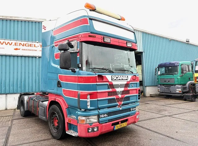 Scania R164-580 V8 TOPLINE COLLECTORS ITEM!! / APK 10-2026!! (12+2 MANUAL GEARBOX / RETARDER / AIRCONDITIONING / 2x TANK / ETC.) - Tracteur routier: photos 2 Scania R164-580 V8 TOPLINE COLLECTORS ITEM!! / APK 10-2026!! (12+2 MANUAL GEARBOX / RETARDER / AIRCONDITIONING / 2x TANK / ETC.) - Tracteur routier: photos 2