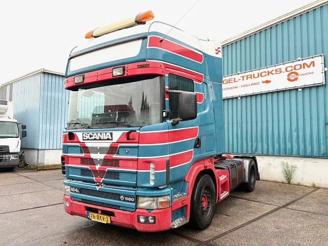 Scania R164-580 V8 TOPLINE COLLECTORS ITEM!! / APK 10-2026!! (12+2 MANUAL GEARBOX / RETARDER / AIRCONDITIONING / 2x TANK / ETC.) - Tracteur routier: photos 1 Scania R164-580 V8 TOPLINE COLLECTORS ITEM!! / APK 10-2026!! (12+2 MANUAL GEARBOX / RETARDER / AIRCONDITIONING / 2x TANK / ETC.) - Tracteur routier: photos 1