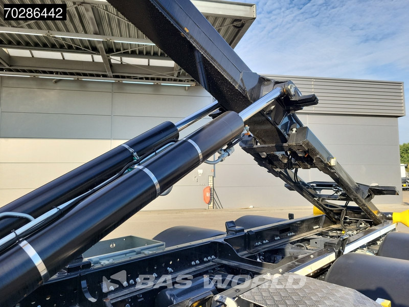 Iveco X-Way 580 6X2 NEW Palfinger PHT20SLD5 Hooklift Lift+steering Axle Automatic Navi ACC LED - Camion ampliroll: photos 3 Iveco X-Way 580 6X2 NEW Palfinger PHT20SLD5 Hooklift Lift+steering Axle Automatic Navi ACC LED - Camion ampliroll: photos 3