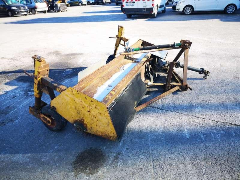 BALAIS 3 POINTS - Brosse: photos 4 BALAIS 3 POINTS - Brosse: photos 4