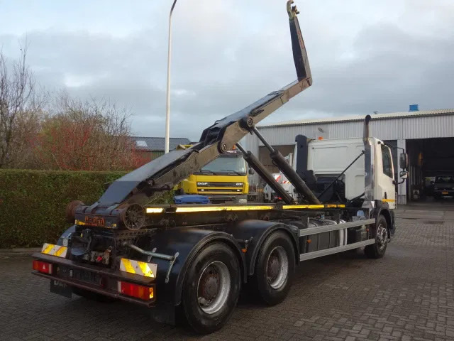 DAF 85.410 CF 6X4 STEEL SPRINGS MANUAL GEARBOX - Camion ampliroll: photos 2 DAF 85.410 CF 6X4 STEEL SPRINGS MANUAL GEARBOX - Camion ampliroll: photos 2