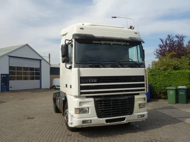 DAF XF 430 EURO3 MANAULE GEAR - Tracteur routier: photos 1 DAF XF 430 EURO3 MANAULE GEAR - Tracteur routier: photos 1