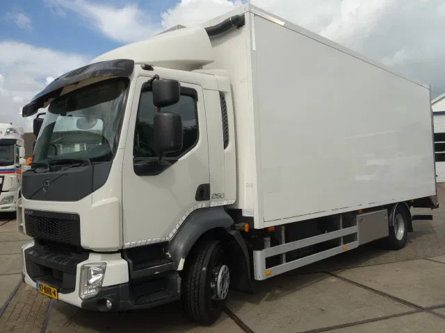 Volvo FL FL250 isothermic box - Camion fourgon: photos 1 Volvo FL FL250 isothermic box - Camion fourgon: photos 1