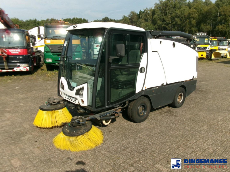 Johnston C202 compact street sweeper - Balayeuse de voirie: photos 1 Johnston C202 compact street sweeper - Balayeuse de voirie: photos 1