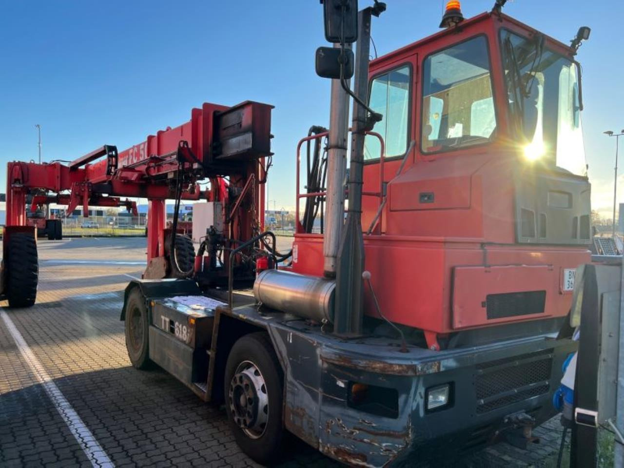 Kalmar TT618 - Tracteur portuaire: photos 1 Kalmar TT618 - Tracteur portuaire: photos 1