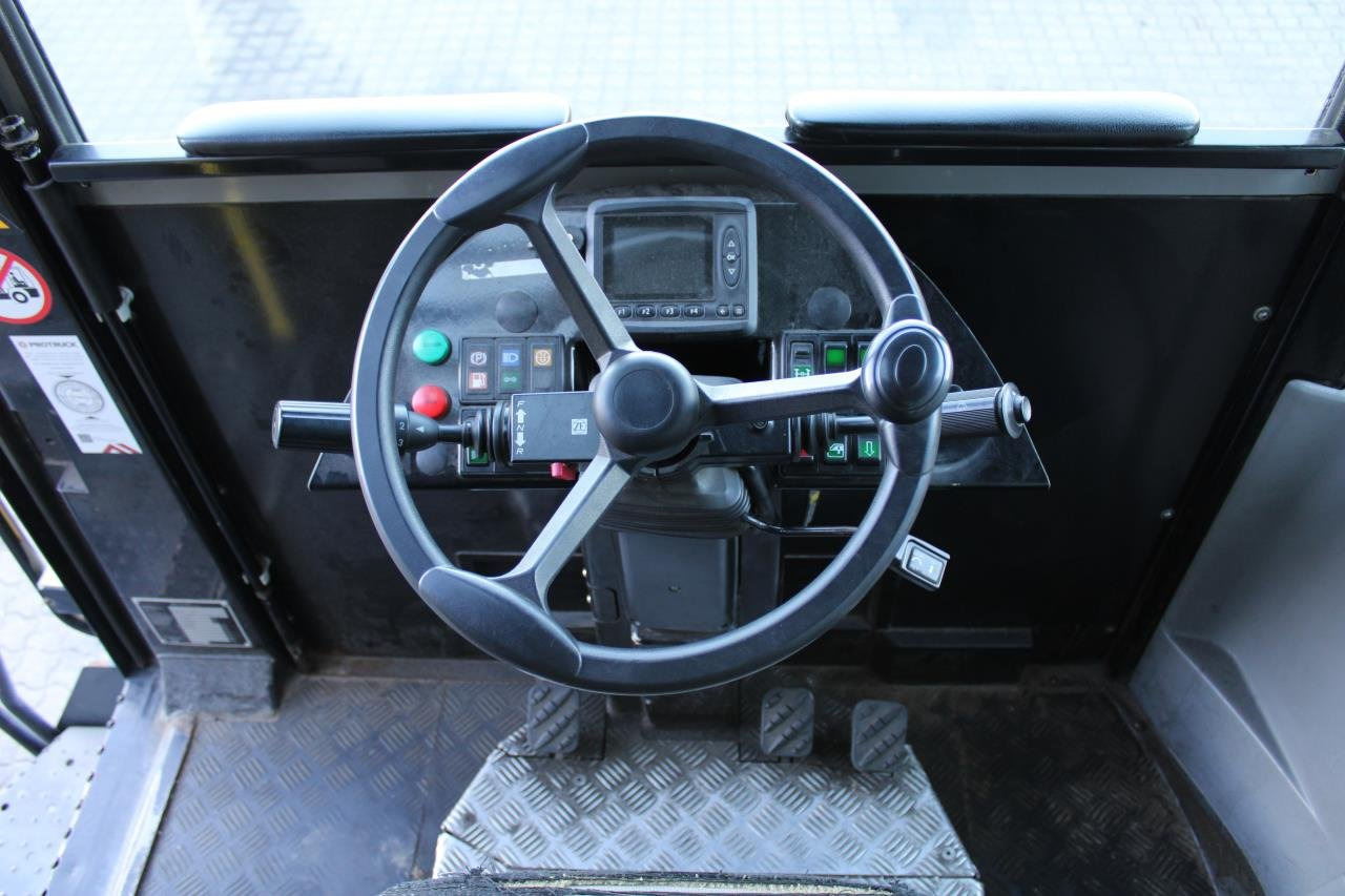 MOL RM255 4X4 - Tracteur portuaire: photos 4 MOL RM255 4X4 - Tracteur portuaire: photos 4