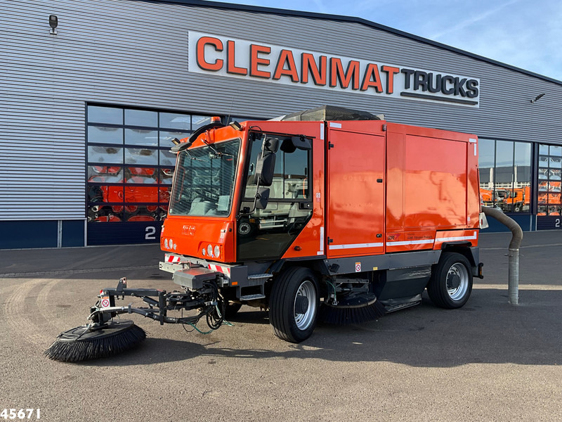 Dulevo 5020 Euro 6 with 3-rd brush - Balayeuse de voirie: photos 1 Dulevo 5020 Euro 6 with 3-rd brush - Balayeuse de voirie: photos 1