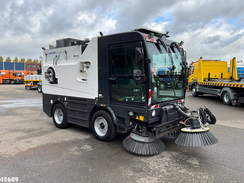Schmidt Cleango Compact 500 Euro 6 with 3-rd brush Just 4.260 km! - Balayeuse de voirie: photos 4 Schmidt Cleango Compact 500 Euro 6 with 3-rd brush Just 4.260 km! - Balayeuse de voirie: photos 4