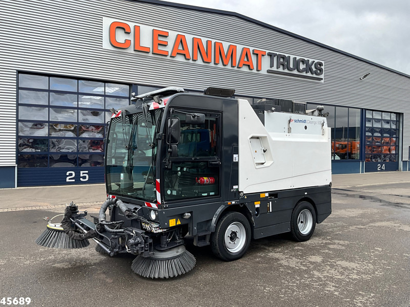 Schmidt Cleango Compact 500 Euro 6 with 3-rd brush Just 4.260 km! - Balayeuse de voirie: photos 3 Schmidt Cleango Compact 500 Euro 6 with 3-rd brush Just 4.260 km! - Balayeuse de voirie: photos 3