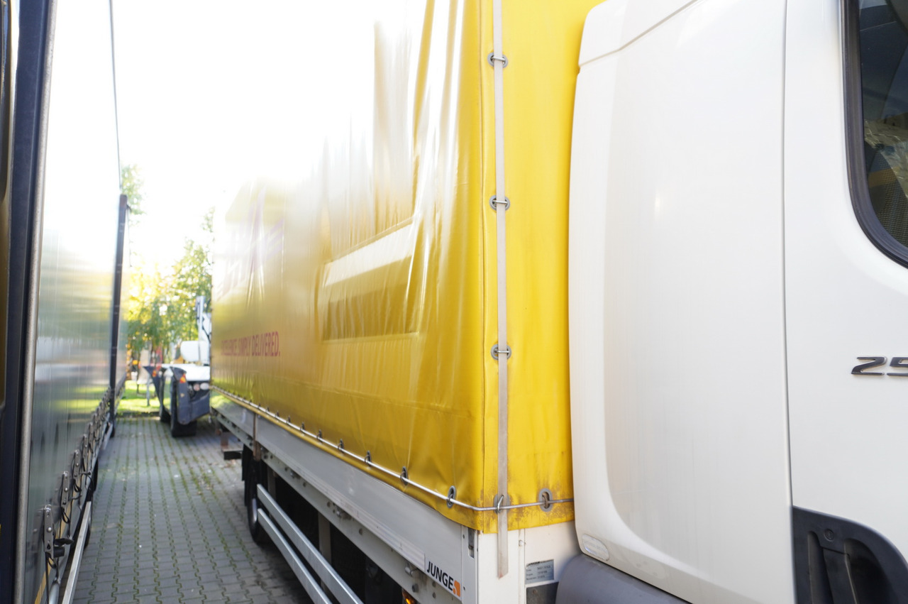 JUNGE Body Tarpaulin JUNGE / 18 Europallets / 2015 - Carrosserie bâchee: photos 4 JUNGE Body Tarpaulin JUNGE / 18 Europallets / 2015 - Carrosserie bâchee: photos 4