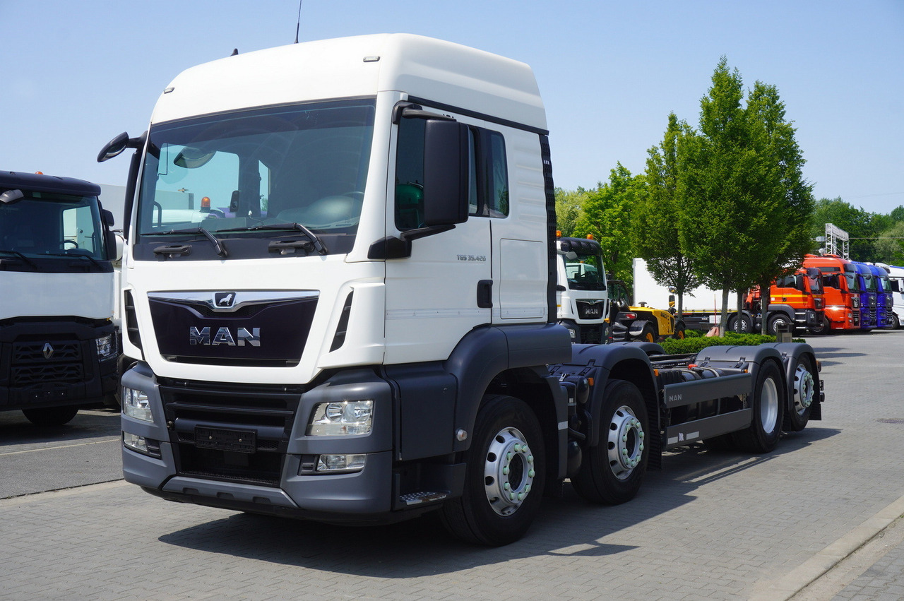 MAN TGS 35.420 8x2 / Chassis 6.4 m / 3 steered axles - Camion grue: photos 2 MAN TGS 35.420 8x2 / Chassis 6.4 m / 3 steered axles - Camion grue: photos 2