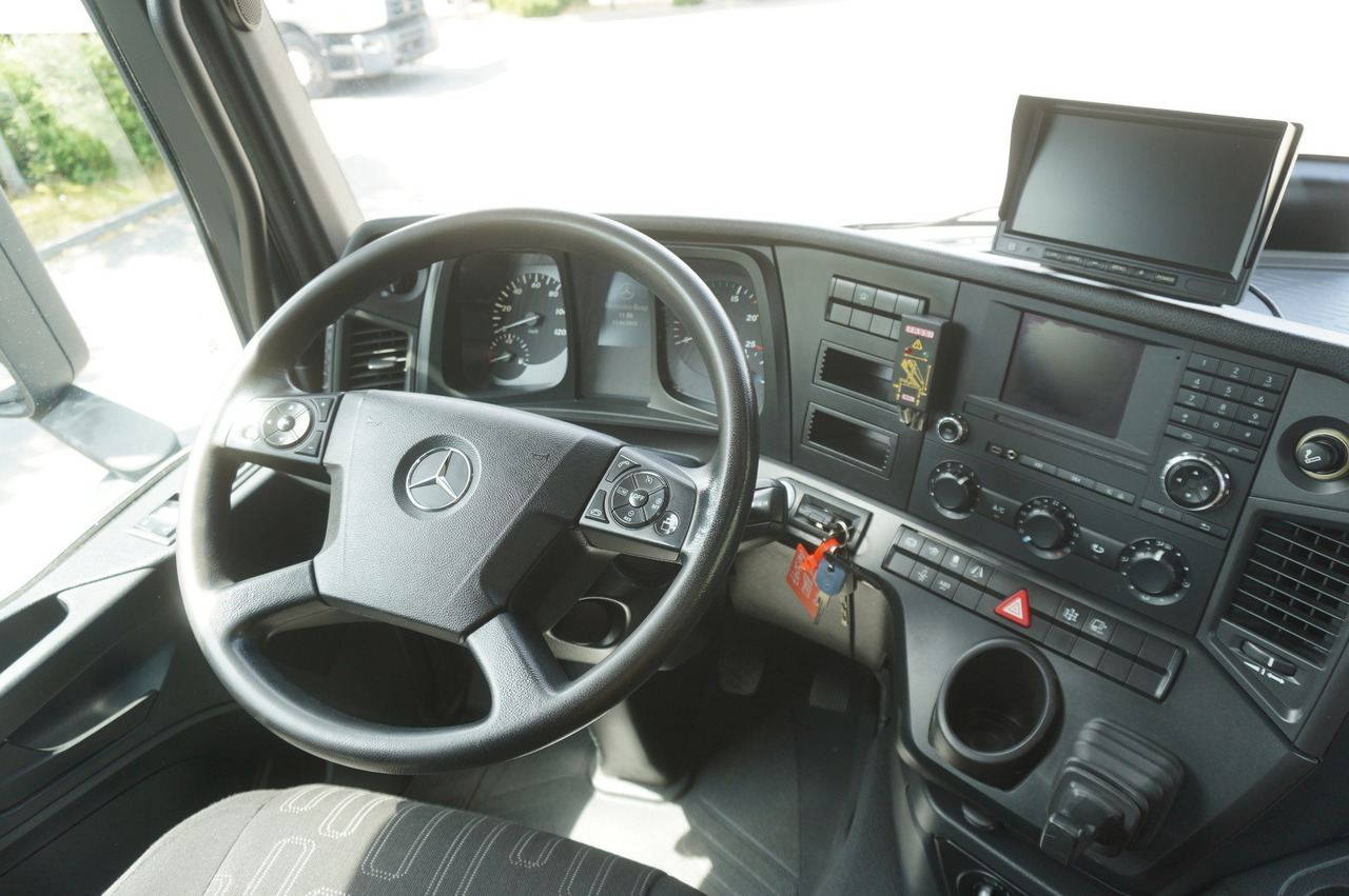 Camion plateau, Camion grue MERCEDES-BENZ AROCS 2636 Flatbed / HDS FASSI F175 7.7 T / 150,000 km: photos 26