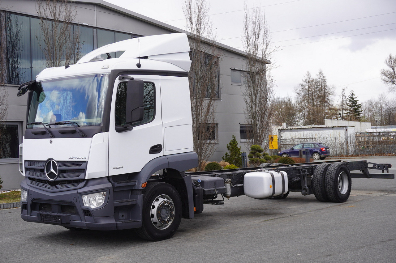 MERCEDES-BENZ Actros 1824 / 9.1 m chassis / sleeping cabin - Châssis cabine: photos 1 MERCEDES-BENZ Actros 1824 / 9.1 m chassis / sleeping cabin - Châssis cabine: photos 1