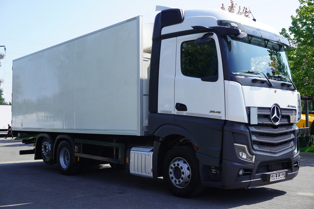 MERCEDES-BENZ Actros 2545 MP5 6×2 E6 / Kiesling meat hook refrigerator / Carrier Supra 1250 / 2022 - Camion frigorifique: photos 5 MERCEDES-BENZ Actros 2545 MP5 6×2 E6 / Kiesling meat hook refrigerator / Carrier Supra 1250 / 2022 - Camion frigorifique: photos 5