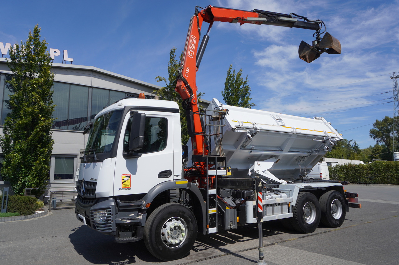 MERCEDES-BENZ Arocs 2636 / 6x4 / HDS Fassi / 3-Way Tipper / Bortmatic - Camion grue: photos 2 MERCEDES-BENZ Arocs 2636 / 6x4 / HDS Fassi / 3-Way Tipper / Bortmatic - Camion grue: photos 2