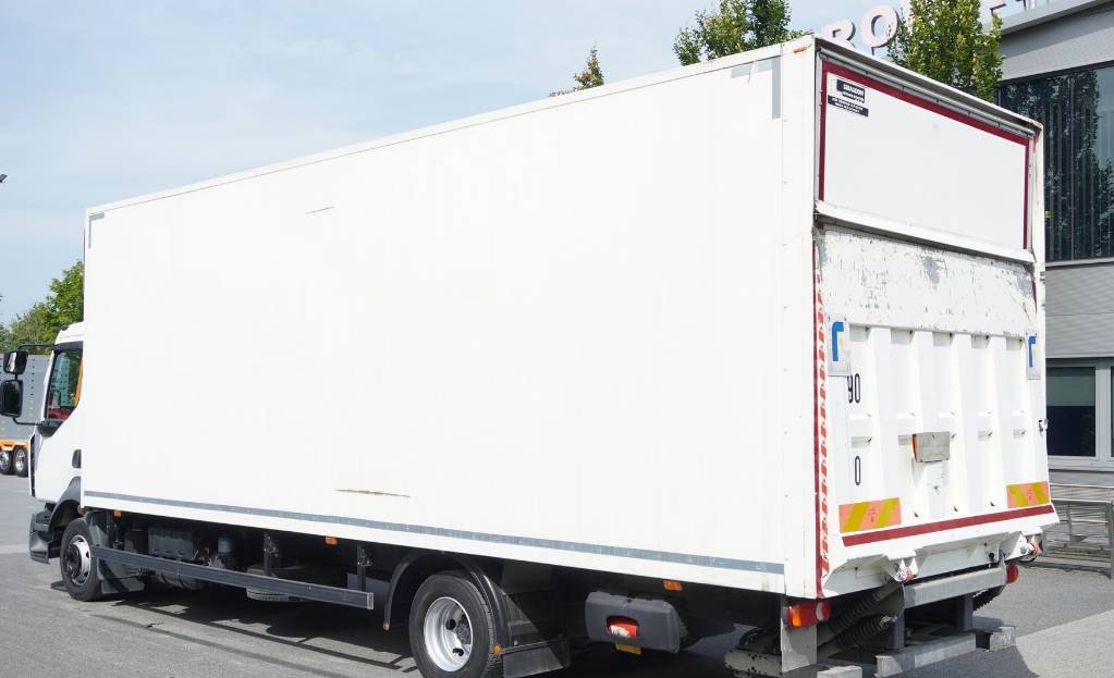 RENAULT D12 E6 / Container 18 pallets / tail lift - Camion fourgon: photos 3 RENAULT D12 E6 / Container 18 pallets / tail lift - Camion fourgon: photos 3