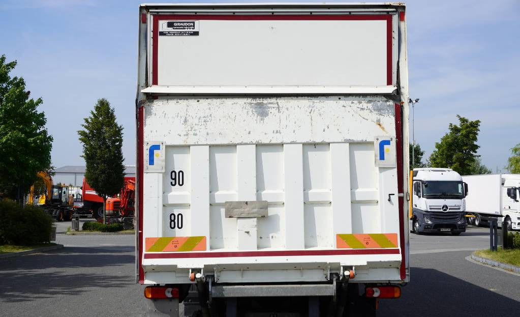 RENAULT D12 E6 / Container 18 pallets / tail lift - Camion fourgon: photos 4 RENAULT D12 E6 / Container 18 pallets / tail lift - Camion fourgon: photos 4
