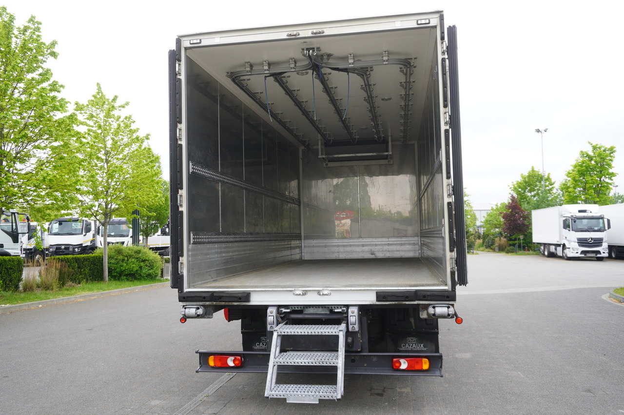 RENAULT D13 / 140 tho km !!! / Meat hook refrigerator / Thermoking T800R / 2 units - Camion frigorifique: photos 5 RENAULT D13 / 140 tho km !!! / Meat hook refrigerator / Thermoking T800R / 2 units - Camion frigorifique: photos 5