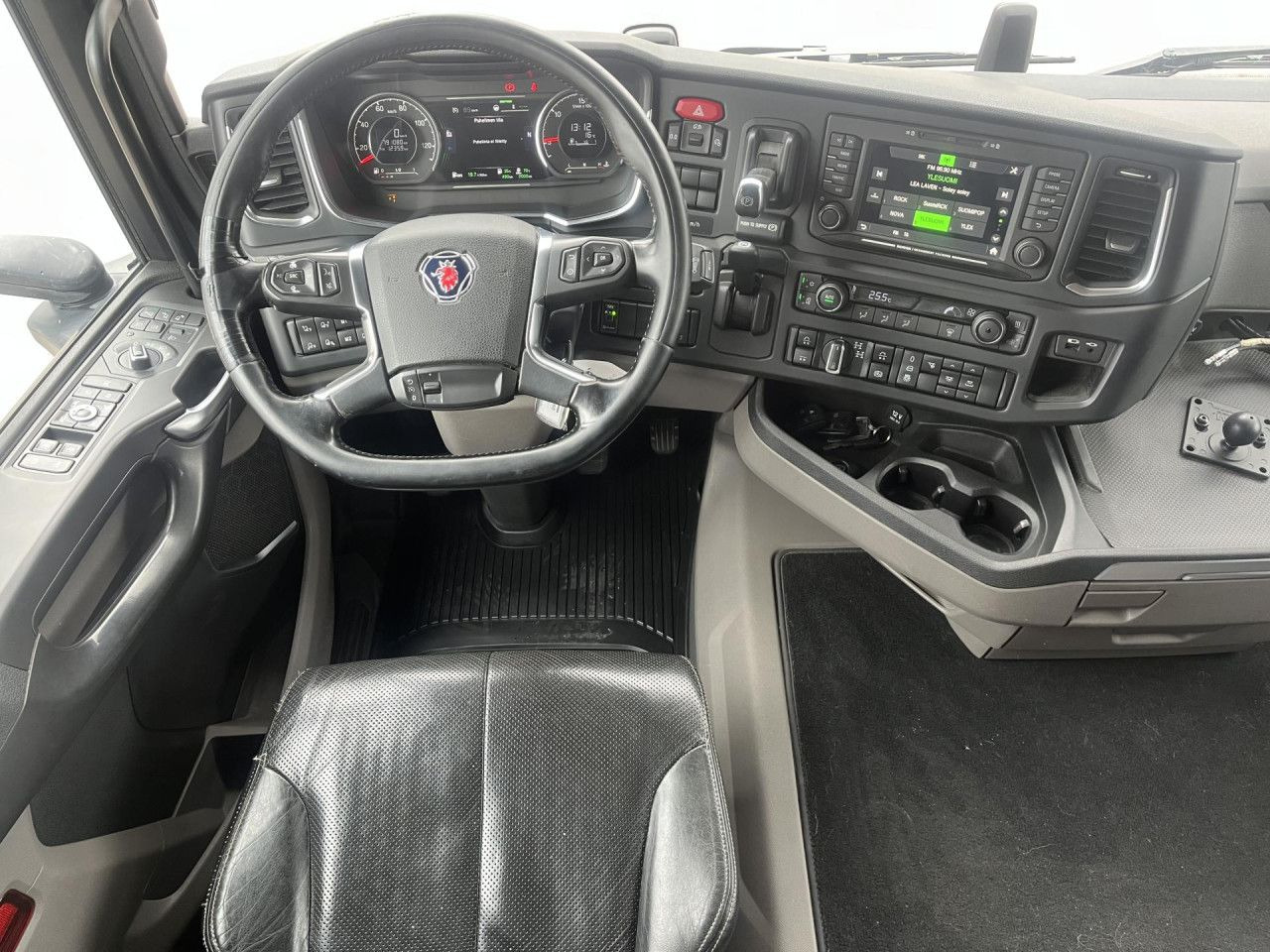 Châssis cabine SCANIA R560 B8x4*4 / Chassis / sleeper cab / Power take-off: photos 8 Châssis cabine SCANIA R560 B8x4*4 / Chassis / sleeper cab / Power take-off: photos 8