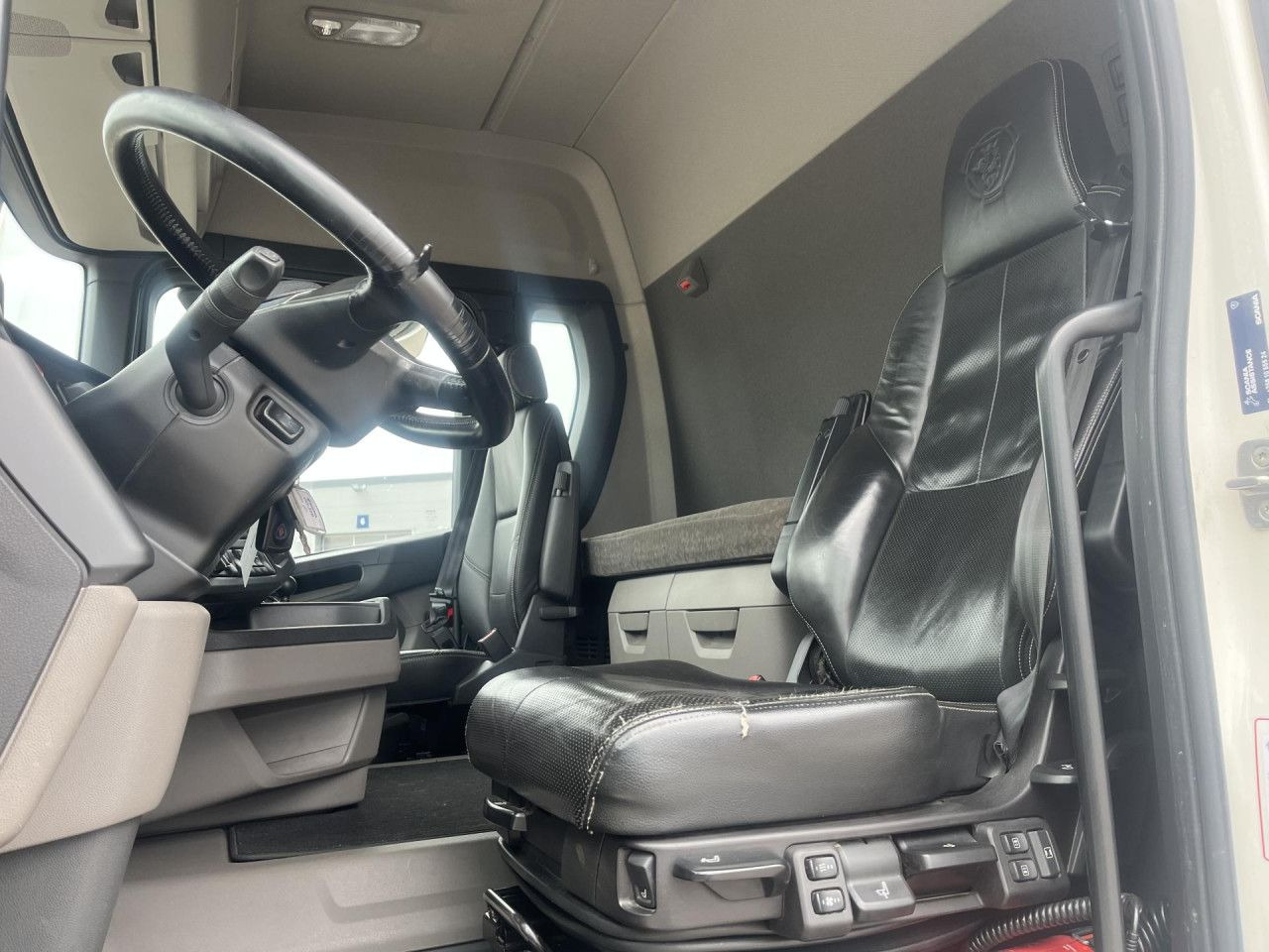 Châssis cabine SCANIA R560 B8x4*4 / Chassis / sleeper cab / Power take-off: photos 7 Châssis cabine SCANIA R560 B8x4*4 / Chassis / sleeper cab / Power take-off: photos 7