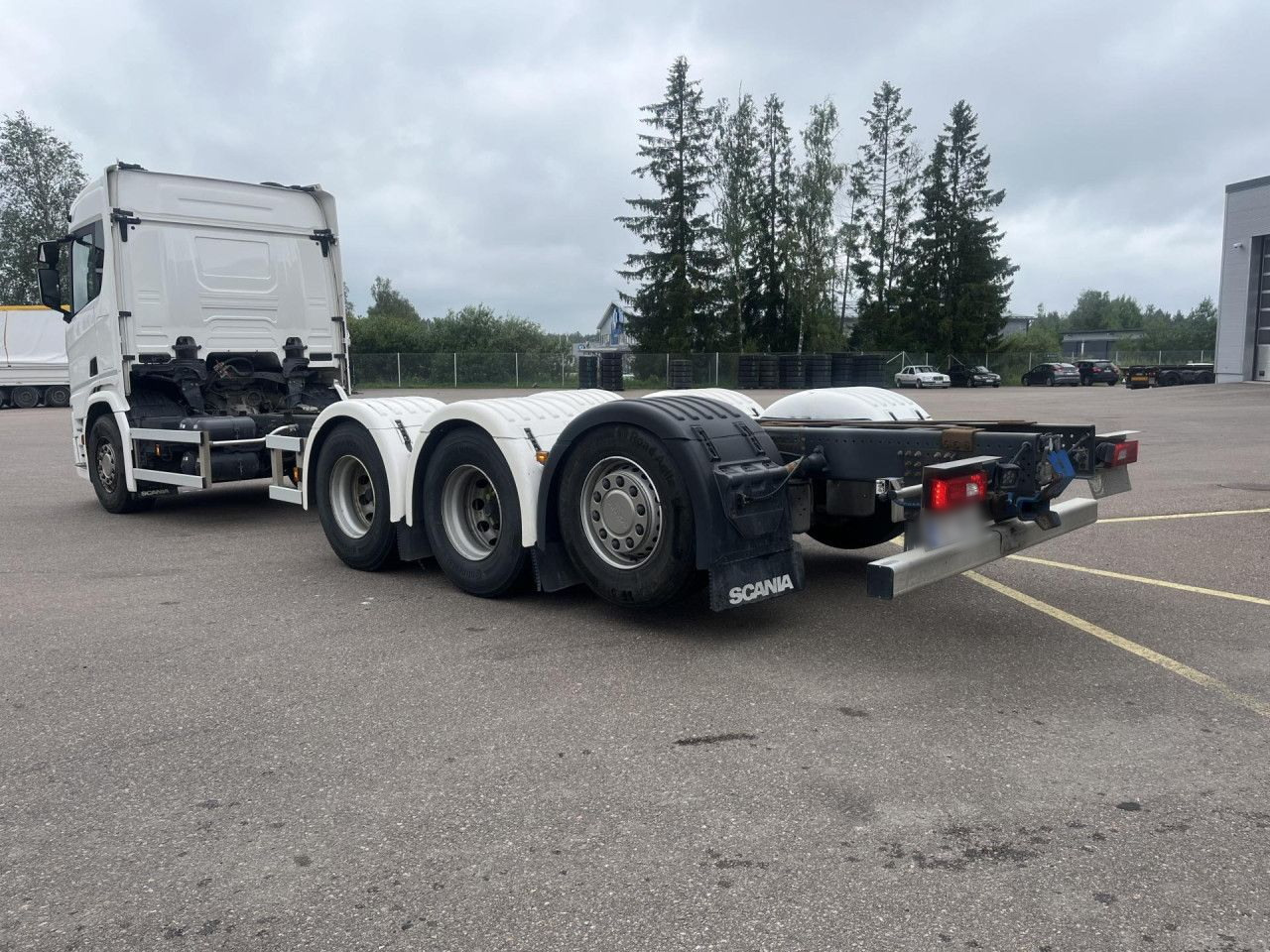 SCANIA R560 B8x4*4 / Chassis / sleeper cab / Power take-off - Châssis cabine: photos 2 SCANIA R560 B8x4*4 / Chassis / sleeper cab / Power take-off - Châssis cabine: photos 2