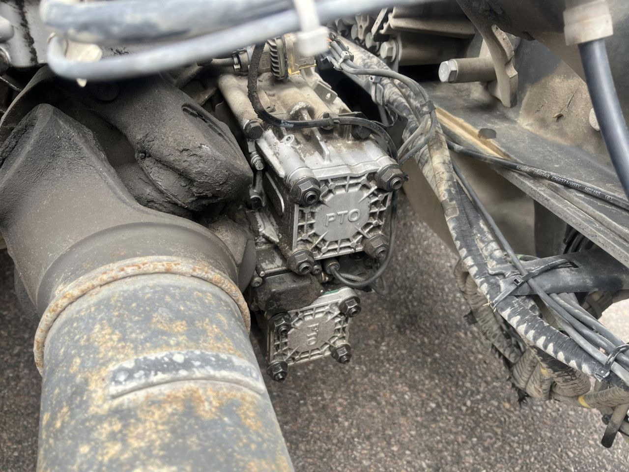 Châssis cabine SCANIA R560 B8x4*4 / Chassis / sleeper cab / Power take-off: photos 10 Châssis cabine SCANIA R560 B8x4*4 / Chassis / sleeper cab / Power take-off: photos 10