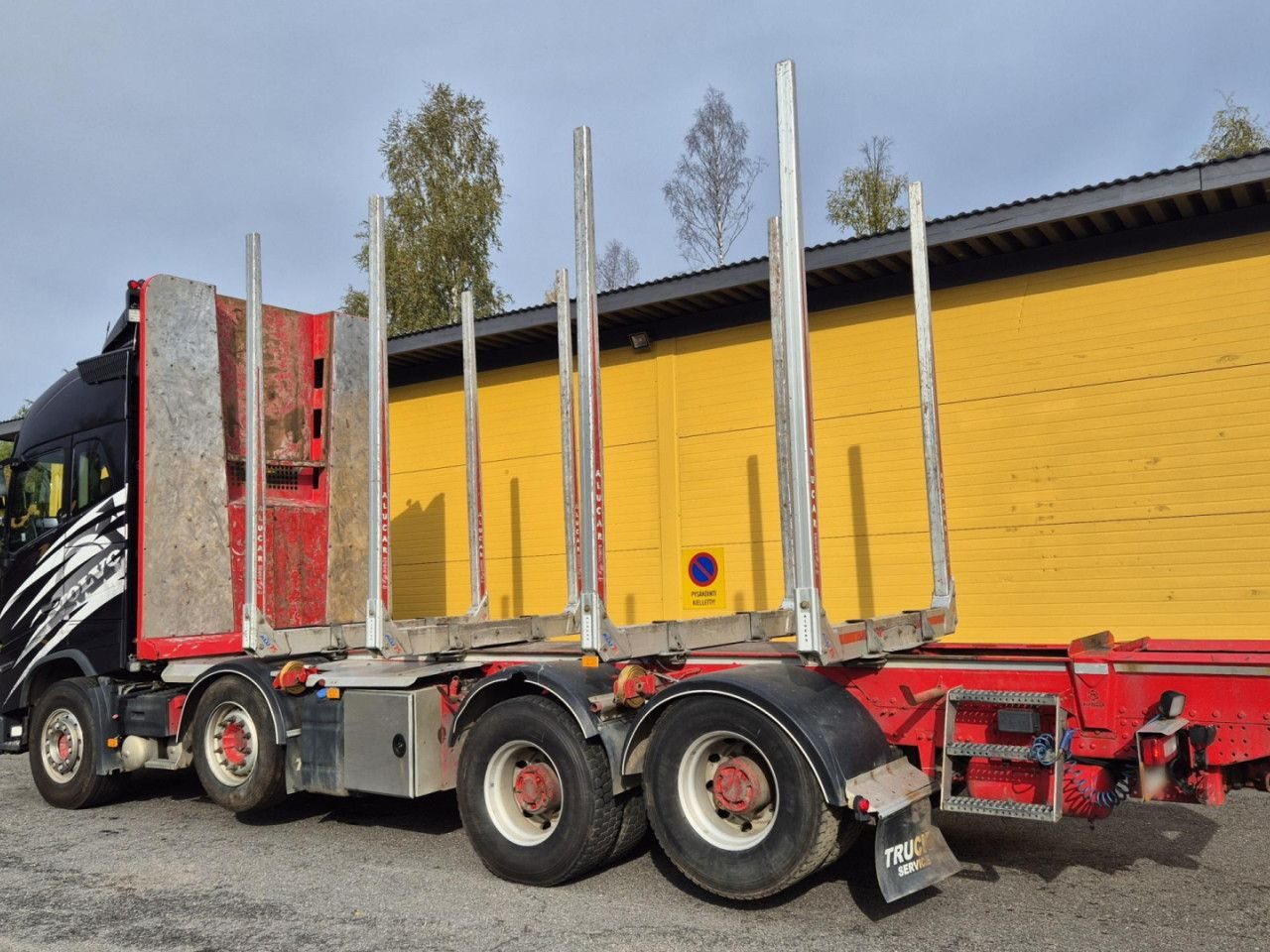 VOLVO FH 750 8x4 / 2 lifted axles / timber truck - Camion grue: photos 2 VOLVO FH 750 8x4 / 2 lifted axles / timber truck - Camion grue: photos 2