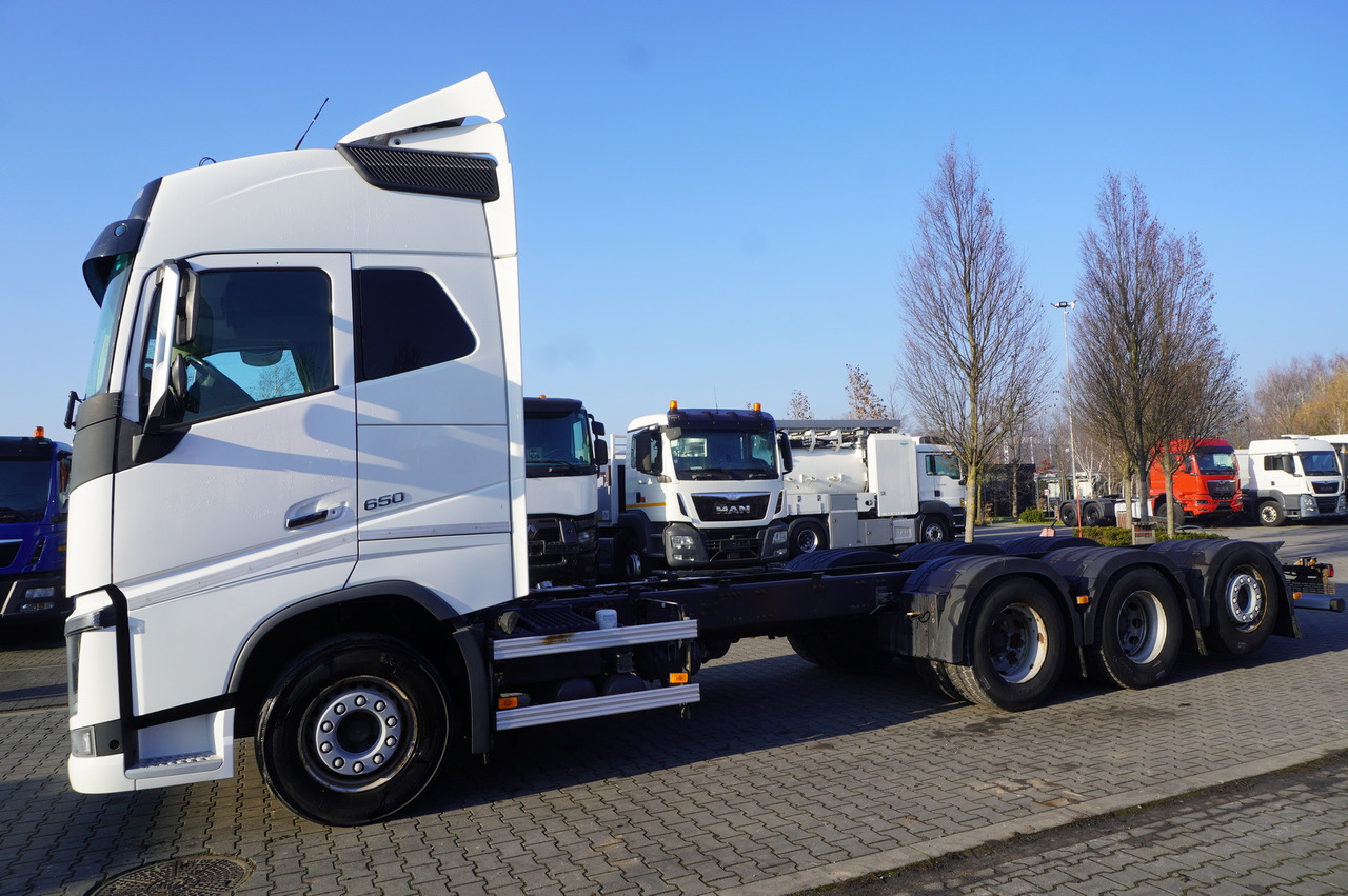 VOLVO Volvo FH 650 8x4/4 / Truck chassis / steered 4th axle - Camion grue: photos 2 VOLVO Volvo FH 650 8x4/4 / Truck chassis / steered 4th axle - Camion grue: photos 2
