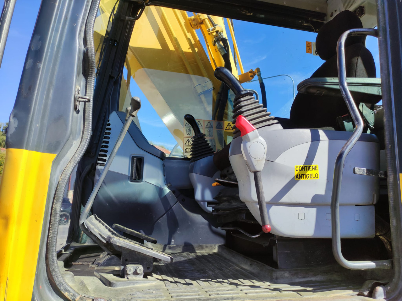 KOMATSU PC160LC-7 - Pelle sur chenille: photos 5 KOMATSU PC160LC-7 - Pelle sur chenille: photos 5