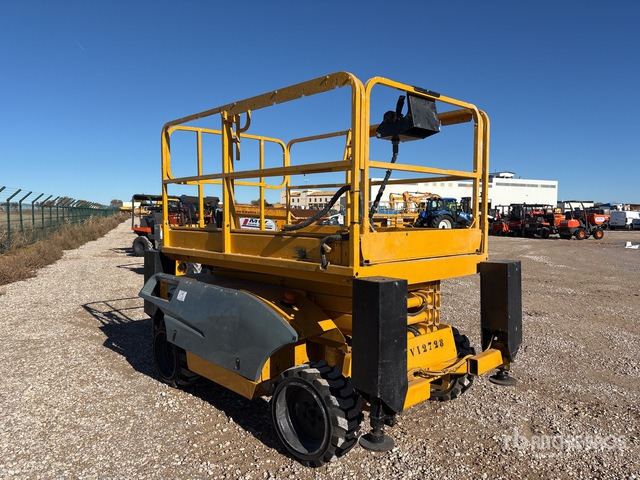 2006 Haulotte Compact 10DX 4x4 Diesel Scissor Lift - Nacelle ciseaux: photos 3 2006 Haulotte Compact 10DX 4x4 Diesel Scissor Lift - Nacelle ciseaux: photos 3
