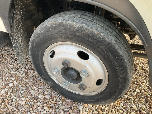 2006 Isuzu Elf 4x2 Crew Cab Flatbed Truck - Camion plateau: photos 5 2006 Isuzu Elf 4x2 Crew Cab Flatbed Truck - Camion plateau: photos 5