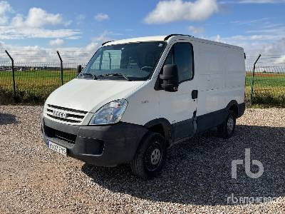 IVECO 35S10 4x2 - Camion fourgon: photos 1 IVECO 35S10 4x2 - Camion fourgon: photos 1