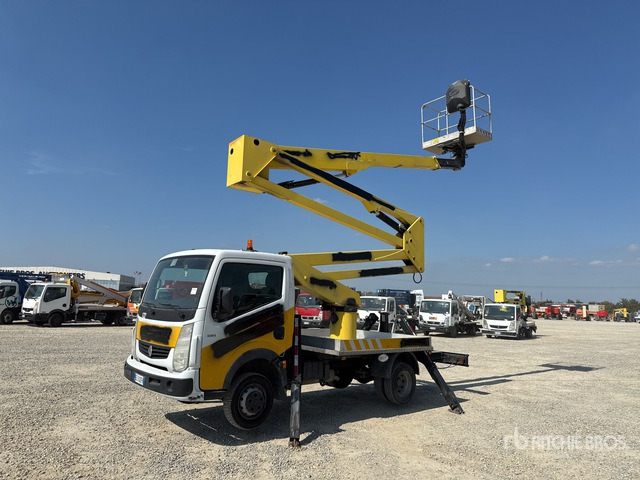 2011 Renault Maxity 110Dxi 2011 Socage DA320 20 m on Bucket Truck - Camion avec nacelle: photos 2 2011 Renault Maxity 110Dxi 2011 Socage DA320 20 m on Bucket Truck - Camion avec nacelle: photos 2