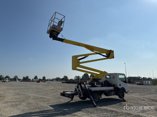 2011 Renault Maxity 110Dxi 2011 Socage DA320 20 m on Bucket Truck - Camion avec nacelle: photos 3 2011 Renault Maxity 110Dxi 2011 Socage DA320 20 m on Bucket Truck - Camion avec nacelle: photos 3
