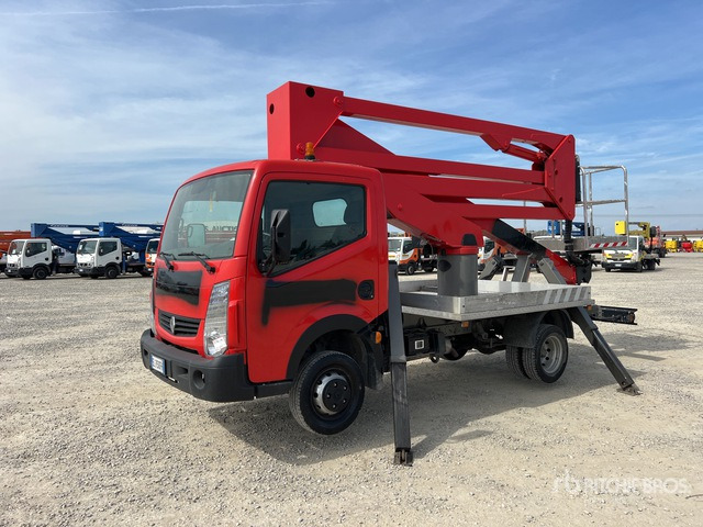 2011 Renault Maxity 2011 Socage DA320 20 m on Bucket Truck - Camion avec nacelle: photos 1 2011 Renault Maxity 2011 Socage DA320 20 m on Bucket Truck - Camion avec nacelle: photos 1