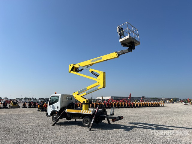 2011 Renault Maxity 2011 Socage DA324 24 m on Bucket Truck - Camion avec nacelle: photos 3 2011 Renault Maxity 2011 Socage DA324 24 m on Bucket Truck - Camion avec nacelle: photos 3