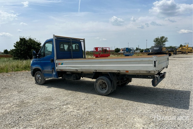 2014 Iveco 35C11 Flatbed Truck - Camion plateau: photos 1 2014 Iveco 35C11 Flatbed Truck - Camion plateau: photos 1