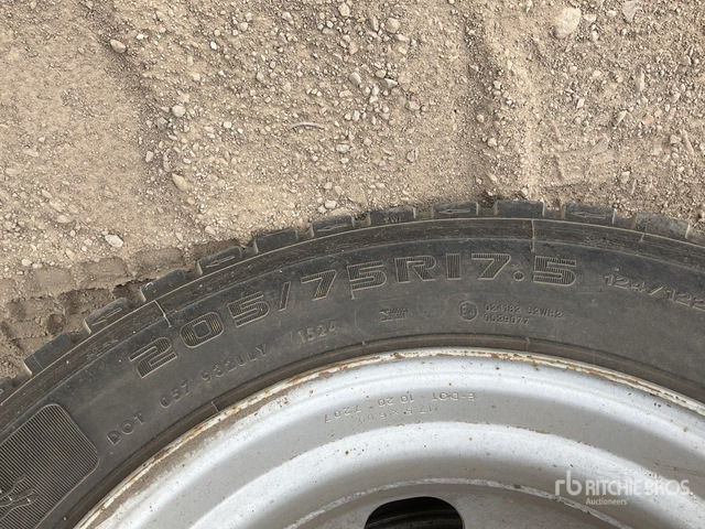 2021 Mitsubishi Canter 4x2 Flatbed Truck - Camion plateau: photos 5 2021 Mitsubishi Canter 4x2 Flatbed Truck - Camion plateau: photos 5