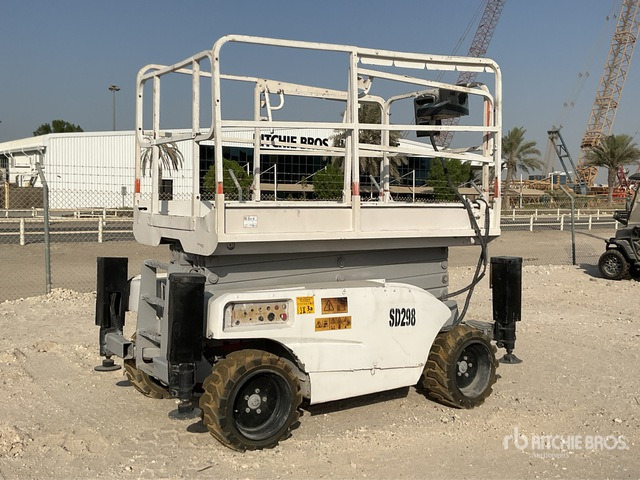 2004 Haulotte Compact 12DX 4x4 Diesel Scissor Lift - Nacelle ciseaux: photos 1 2004 Haulotte Compact 12DX 4x4 Diesel Scissor Lift - Nacelle ciseaux: photos 1
