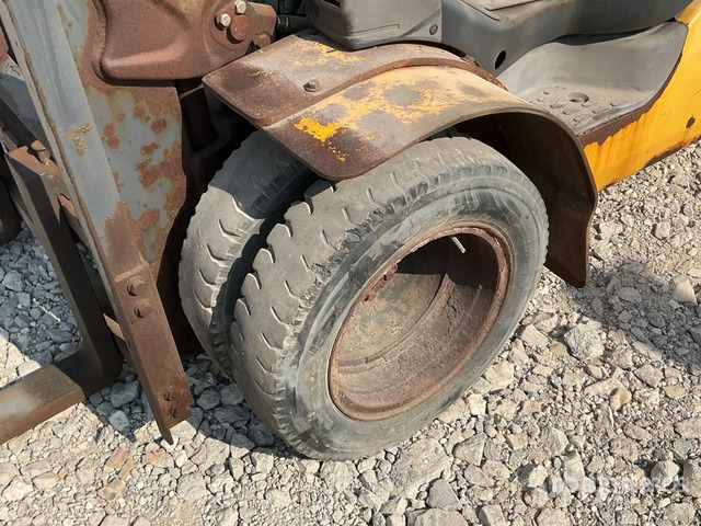 2007 Komatsu FD25T-16 2.5 ton (Inoperable) Forklift - Chariot élévateur diesel: photos 4 2007 Komatsu FD25T-16 2.5 ton (Inoperable) Forklift - Chariot élévateur diesel: photos 4