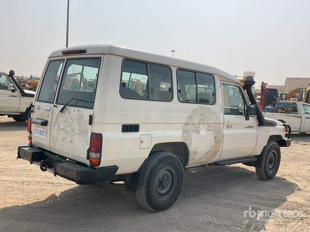 2014 Toyota Land Cruiser 78L 4x4 SUV - SUV: photos 3 2014 Toyota Land Cruiser 78L 4x4 SUV - SUV: photos 3